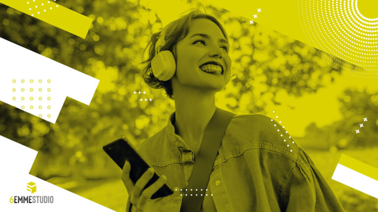 ragazza che ascolta la musica in autunno dal cellulare ed è felice