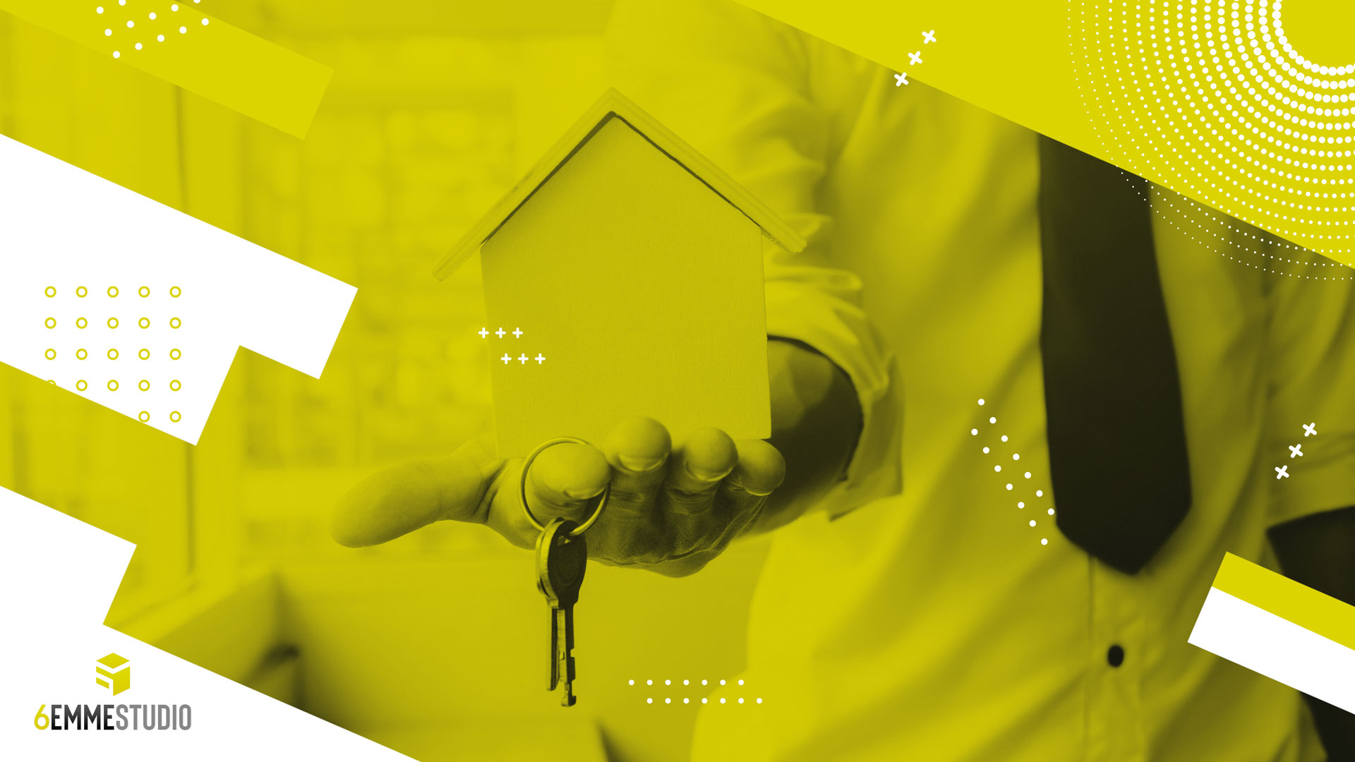 agente immobliare che mostra le chiavi della proprietà appena acquisita